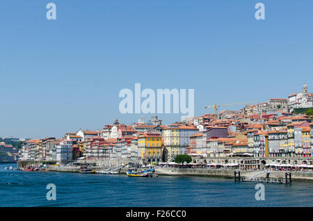 Blick auf das Ribeira-Viertel von Porto, Portugal aus dem Fluss Douro Stockfoto
