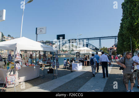 Am Nachmittag spazieren Sie auf Avenue Diogo Leite entlang des Flusses Douro in Vila Nova De Gaia, Porto, Portugal Stockfoto