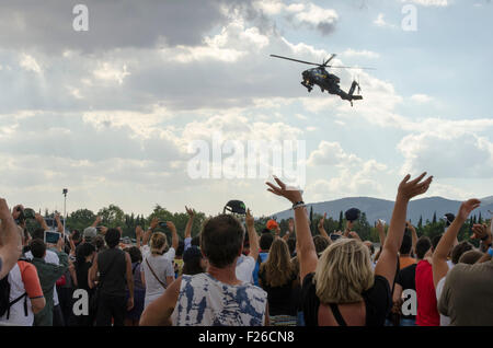 Athen, Griechenland. 12. Sep, 2015. Eine griechische Armee Aviation AH-64 Apache führt während des ersten Tages von Athen fliegen Woche Airshow in Tatoi Airbase. © George Panagakis/Pacific Press/Alamy Live-Nachrichten Stockfoto