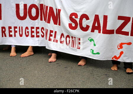 Turin, Italien. 11. September, 2015. Barfuß von Asylbewerbern. Tausende von Menschen März barfuß, via Montebello im Piazza Castello behauptet Unterstützung für Asylbewerber in Europa nach der Flucht aus ihren Ländern ab. © Massimiliano Ferraro/Pacific Press/Alamy Live-Nachrichten Stockfoto