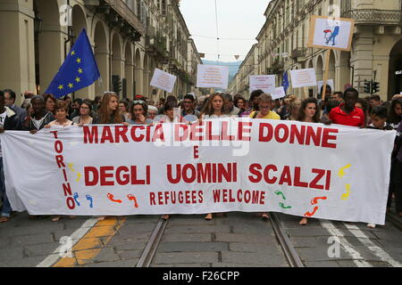 Turin, Italien. 11. September, 2015. Tausende von Menschen März barfuß, via Montebello im Piazza Castello behauptet Unterstützung für Asylbewerber in Europa nach der Flucht aus ihren Ländern ab. © Massimiliano Ferraro/Pacific Press/Alamy Live-Nachrichten Stockfoto