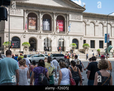 Touristen zu Fuß entlang der Michigan Ave, vor Art Institute, Chicago, IL. Stockfoto