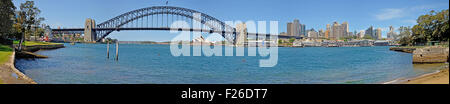 Wunderschönes Panorama auf die Stadt Sydney mit populären Sehenswürdigkeiten wie das Sydney Opera House und die Harbour Bridge. Stockfoto