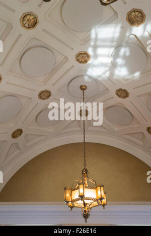 Abstrakte Sicht auf Kronleuchter hängen von der dekorativen Decke. Stockfoto