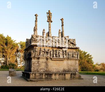 Leben von Christus Steinmetzarbeiten. Westwand des 15. C Kalvarienberg in Tronoen. Notre-Dame Chapel, Saint-Jean-Trolimon, Finistere, Frankreich Stockfoto