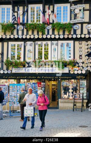 Regionalprodukte-traditionelle Kunst-Souvenir-Shop. Place Saint-Corentin Domplatz im Zentrum der Stadt Quimper, Finistere, Frankreich Stockfoto