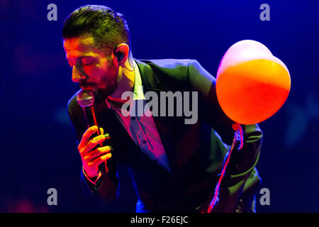 Moncalieri, Italien. 12. Sep, 2015. Francesco Tarducci, singt auch bekannt als "Nesli" bei seinem Konzert in Star Music Festival in Moncalieri. Nesli ist ein Anagramm von "Lines", berühmte Marke von Windeln, in denen der ältere Bruder, 'Fabri Fibra', bekannt war, zu necken. © Andrea Kätzchen/Pacific Press/Alamy Live-Nachrichten Stockfoto