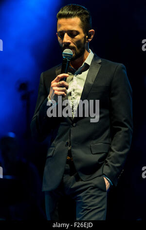 Moncalieri, Italien. 12. Sep, 2015. Francesco Tarducci, singt auch bekannt als "Nesli" bei seinem Konzert in Star Music Festival in Moncalieri. Nesli ist ein Anagramm von "Lines", berühmte Marke von Windeln, in denen der ältere Bruder, 'Fabri Fibra', bekannt war, zu necken. © Andrea Kätzchen/Pacific Press/Alamy Live-Nachrichten Stockfoto