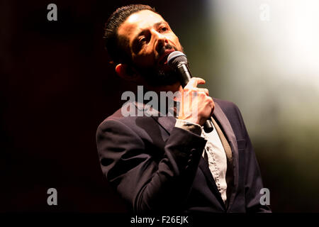 Moncalieri, Italien. 12. Sep, 2015. Francesco Tarducci, singt auch bekannt als "Nesli" bei seinem Konzert in Star Music Festival in Moncalieri. Nesli ist ein Anagramm von "Lines", berühmte Marke von Windeln, in denen der ältere Bruder, 'Fabri Fibra', bekannt war, zu necken. © Andrea Kätzchen/Pacific Press/Alamy Live-Nachrichten Stockfoto