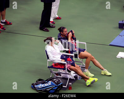 New York, USA. 12. Sep, 2015. Flavia Penetta Italiens und ihre Landsfrau Roberta Vinci gemeinsam lachen während des Wartens auf die Trophäe Preisverleihung nach Penetta gewann die Frauen Finale der US Open in Flushing Meadows, New York am Nachmittag des 12. September 2015. Bildnachweis: Adam Stoltman/Alamy Live-Nachrichten Stockfoto