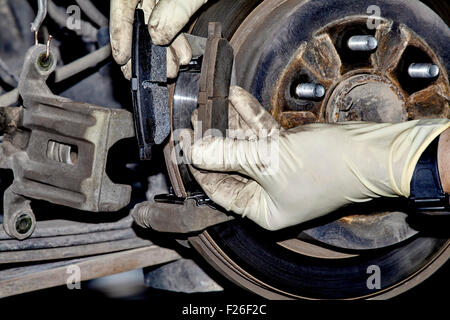 Wechsel der Bremsbeläge auf ein Auto Mechaniker Stockfoto