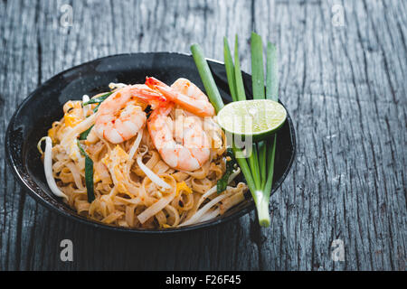 Thai Gebratene Nudeln "Pad Thai" mit Garnelen und Gemüse Stockfoto