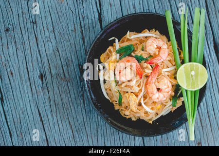 Thai Gebratene Nudeln "Pad Thai" mit Garnelen und Gemüse Stockfoto