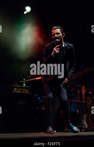 Turin, Italien. 12. Sep, 2015. Die italienischen Rapper und Songwriter Francesco Tarducci, aka Nesli live gespielt am dritten Abend des Festival-Star mit seinem "zahlt Tutto Bene Tour 2015". © Elena Aquila/Pacific Press/Alamy Live-Nachrichten Stockfoto