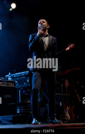 Turin, Italien. 12. Sep, 2015. Die italienischen Rapper und Songwriter Francesco Tarducci, aka Nesli live gespielt am dritten Abend des Festival-Star mit seinem "zahlt Tutto Bene Tour 2015". © Elena Aquila/Pacific Press/Alamy Live-Nachrichten Stockfoto