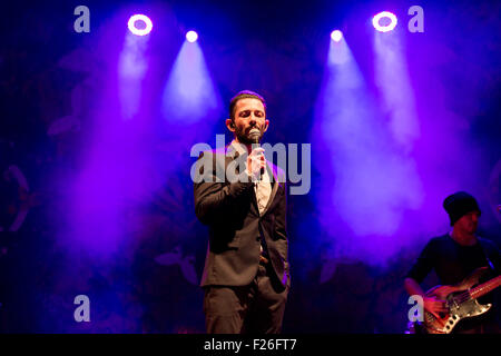 Turin, Italien. 12. Sep, 2015. Die italienischen Rapper und Songwriter Francesco Tarducci, aka Nesli live gespielt am dritten Abend des Festival-Star mit seinem "zahlt Tutto Bene Tour 2015". © Elena Aquila/Pacific Press/Alamy Live-Nachrichten Stockfoto