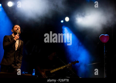 Turin, Italien. 12. Sep, 2015. Die italienischen Rapper und Songwriter Francesco Tarducci, aka Nesli live gespielt am dritten Abend des Festival-Star mit seinem "zahlt Tutto Bene Tour 2015". © Elena Aquila/Pacific Press/Alamy Live-Nachrichten Stockfoto