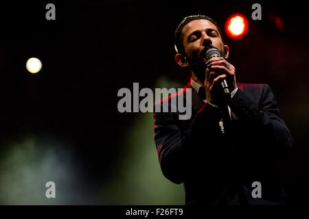 Turin, Italien. 12. Sep, 2015. Die italienischen Rapper und Songwriter Francesco Tarducci, aka Nesli live gespielt am dritten Abend des Festival-Star mit seinem "zahlt Tutto Bene Tour 2015". © Elena Aquila/Pacific Press/Alamy Live-Nachrichten Stockfoto