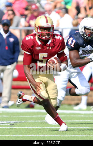 12. September 2015; Chestnut Hill, MA, USA; Boston College Eagles-quarterback Jeff Smith (5) klettert in der zweiten Hälfte der NCAA Football-Spiel zwischen dem Boston College Eagles und Howard Bison Alumni Stadium. Boston College besiegt Howard 76-0. Anthony Nesmith/Cal-Sport-Medien Stockfoto