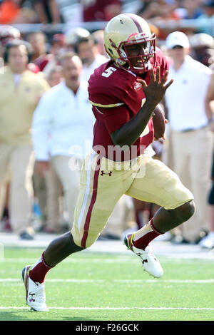 12. September 2015; Chestnut Hill, MA, USA; Boston College Eagles-quarterback Jeff Smith (5) klettert in der zweiten Hälfte der NCAA Football-Spiel zwischen dem Boston College Eagles und Howard Bison Alumni Stadium. Boston College besiegt Howard 76-0. Anthony Nesmith/Cal-Sport-Medien Stockfoto