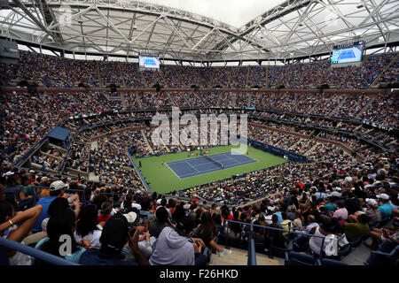 New York, USA. 12. Sep, 2015. Blick auf das Innere des Arthur Ashe Stadium während der Frauen-Finale der US Open zwischen Flavia Penetta und Roberta Vinci von Italien in Flushing Meadows, New York am Nachmittag des 12. September 2015. Bildnachweis: Adam Stoltman/Alamy Live-Nachrichten Stockfoto