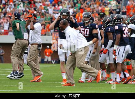 Charlottesville, Virginia, USA. 12. September 2015. Virginia Cavaliers Cheftrainer Mike London reagiert, nachdem die Virginia Cavaliers die Notre Dame Fighting Irish beendet von der Umwandlung einer vierten nach unten während der NCAA Football-Spiel zwischen den Notre Dame Fighting Irish und die Virginia Cavaliers im Scott Stadium in Charlottesville, VA. Bildnachweis: Cal Sport Media/Alamy Live-Nachrichten Stockfoto