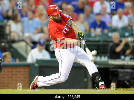 Arlington, Texas, USA. 12. September 2015.  Texas Rangers erster Basisspieler Mike Napoli #25 trifft einen Solo Homerun im zweiten Inning bei einem MLB-Spiel zwischen den Oakland Athletics und den Texas Rangers im Globe Life Park in Arlington, TX Oakland besiegte Texas 5-3. Bildnachweis: Cal Sport Media/Alamy Live-Nachrichten Stockfoto