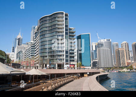 Blick auf Opera Bar am Circular Quay und Hochhaus Büro- und Wohnhäuser im Stadtzentrum von Sydney, Australien Stockfoto