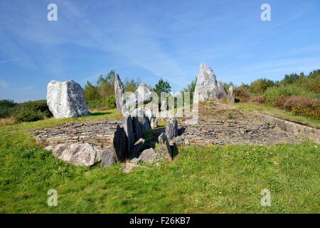 Landes de Cojoux, Saint-Just, Bretagne, Frankreich. Der ausgegrabene prähistorische Grabhügel Durchgang Grab Dolmen von Croix Saint Pierre west Stockfoto