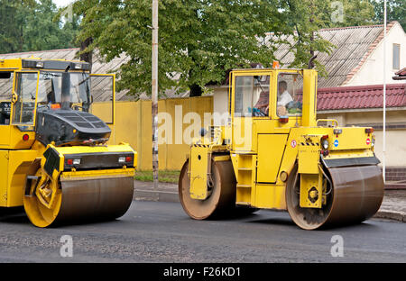 Straßenreparatur, legt Müllpresse asphalt Stockfoto