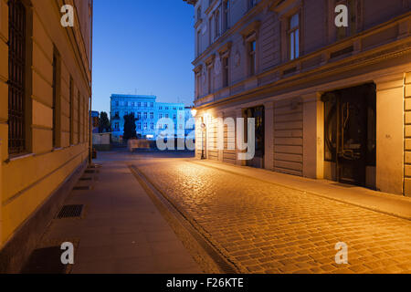 Stadt Bydgoszcz bei Nacht in Polen, gepflasterten Straße in der Altstadt, Blick Richtung Marktplatz. Stockfoto