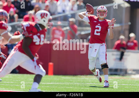 Madison, Wisconsin, USA. 12. September 2015. Wisconsin Badgers quarterback Joel Daube #2 in Aktion während der NCAA Football-Spiel zwischen den Miami (Ohio) Redhawks und die Wisconsin Badgers im Camp Randall Stadium in Madison, Wisconsin. Wisconsin besiegte Miami (Ohio) 58-0. Bildnachweis: Cal Sport Media/Alamy Live-Nachrichten Stockfoto