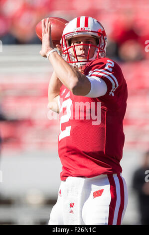 Madison, Wisconsin, USA. 12. September 2015. Wisconsin Badgers Quarterback Joel Daube #2 erwärmt sich vor dem NCAA Football-Spiel zwischen den Miami (Ohio) Redhawks und die Wisconsin Badgers im Camp Randall Stadium in Madison, Wisconsin. Wisconsin besiegte Miami (Ohio) 58-0. Bildnachweis: Cal Sport Media/Alamy Live-Nachrichten Stockfoto