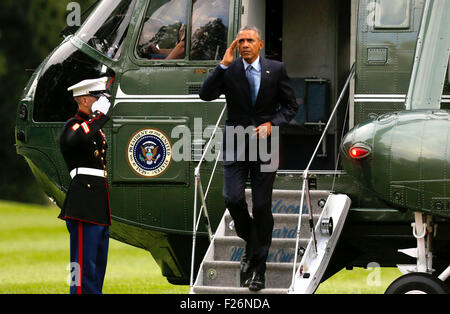 Washington, DC. 9. Sep, 2015. US-Präsident Barack Obama begrüßt die Marine Guard als He kehrt ins Weiße Haus nach Reisen in Warren, Michigan zu besuchen das Michigan Technical Education Center und liefern Hinweise zur Verbesserung der Bildungschancen College, am 9. September 2015 in Washington, DC. Bildnachweis: Aude Guerrucci/Pool über CNP - NO WIRE SERVICE - © Dpa/Alamy Live-Nachrichten Stockfoto