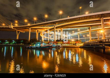 Bhumibol-Brücke in Bangkok Thailand in der Nacht Stockfoto