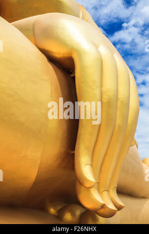 Hand der größte Buddha-Statue im Wat Muang Ang Thong Provinz Thailand Stockfoto