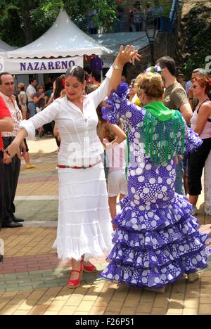 Spanische Frauen Flamenco tanzen während der Romeria San Bernabe Festival, Marbella, Costa Del Sol, Provinz Malaga, Spanien. Stockfoto