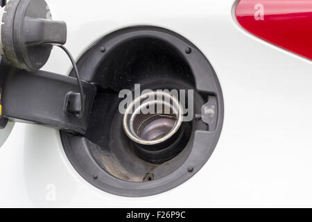 Offenen Benzin Kappe auf Auto-Splash-board Stockfoto