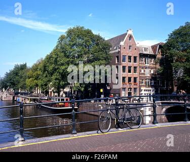 Fahrrad das Geländer gelehnt, auf einem Kanal Brücke, Amsterdam, Holland, Niederlande, Europa. Stockfoto