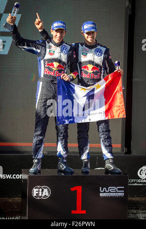 Coffs Harbour, Australien. 13. September 2015. Sebastien Ogier (rechts) und Julien Ingrassia (links) feiern einen weiteren Sieg der Rallye Australien. Der Sieg sah Ogier, der 2015 Fahrer-WM-Titel mit drei Rennen in der Saison zu sichern. Bildnachweis: Russell Hunter/Alamy Live-Nachrichten Stockfoto