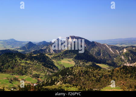 Frühling. Drei Kronen (Trzy Korony) massiv in Pieniny-Gebirge, Polen Stockfoto