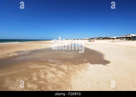 Touristen auf den weißen Sandstrand, El Palmar, Costa De La Luz entspannend; Provinz Cadiz, Andalusien, Spanien, Westeuropa. Stockfoto