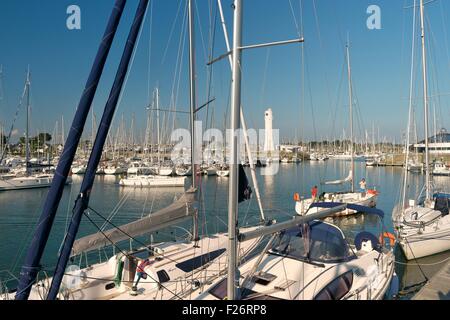 Vergnügen Boote Yachten in der Marina Port du Crouesty in Baie de Quiberon, Bretagne, Frankreich. Mit Blick auf Leuchtturm und Yacht Club Stockfoto