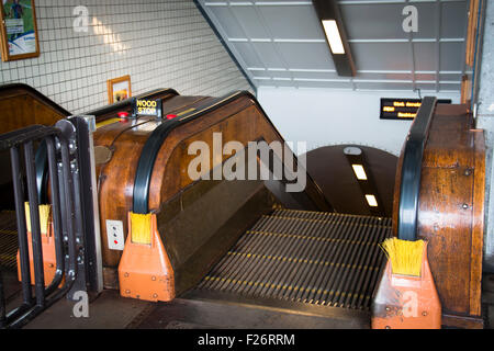 Hölzerne Rolltreppe im Sint Anna Tunnel in Antwerpen Stockfoto