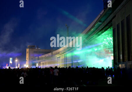 Berlin, Deutschland. 12. Sep, 2015. Festivalbesucher genießen eine konzertanten Aufführung beim Lollapalooza Festival auf dem ehemaligen Flughafen Tempelhof in Berlin, Deutschland, 12. September 2015. Foto: Britta Pedersen/Dpa/Alamy Live News Stockfoto