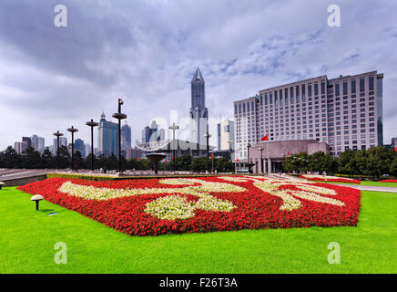Chinese People Square in SHanghai während des Tages mit niemand auf einem grünen Rasen und Zierpflanzen vor modernen Stadt bu Stockfoto