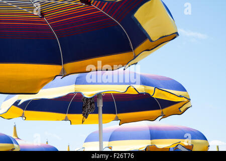 Nahaufnahme bunte Sonnenschirme Strand, blau, gelb, orange Stockfoto