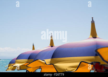 Nahaufnahme bunte Sonnenschirme Strand, blau, gelb, orange Stockfoto