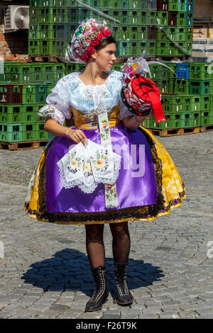 Frau in Folk Kostüm, Velké Pavlovice, Süd-Mähren, Tschechische Republik, Europa Stockfoto