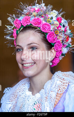 Frau in Volkstracht, Velke Pavlovice, Südmähren, Tschechien, Europa Frau Stockfoto